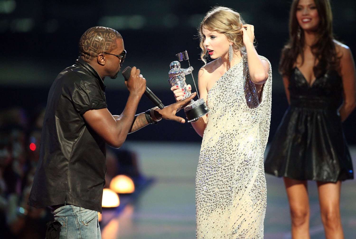 Kanye West Interrupts Taylor Swift 2009