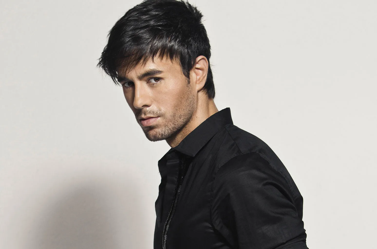 Enrique Iglesias's Tearful Tribute to Singer Aaliyah Caught on Camera During 'Hero' Video Shoot