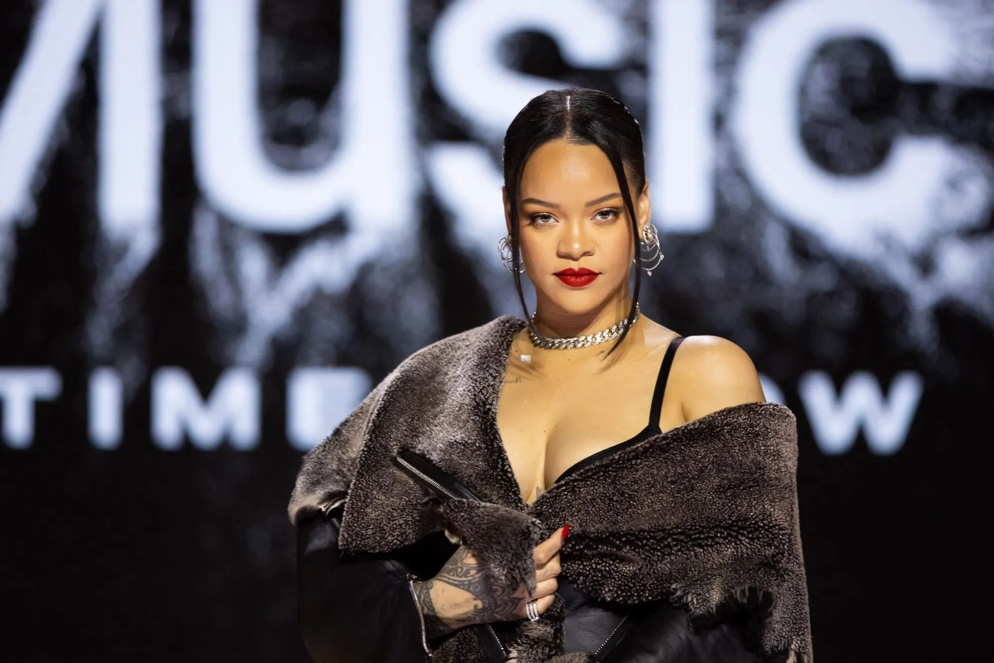 Rihanna’s 2010 Tweet About Justin Bieber’s Abs Sparks Debate Over Celebrity Culture and Young Stardom