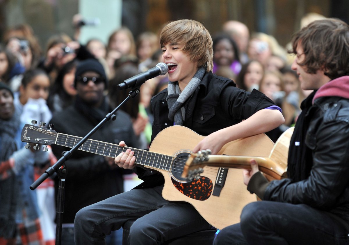 Top Justin Bieber Collaborations with Other Artists---------