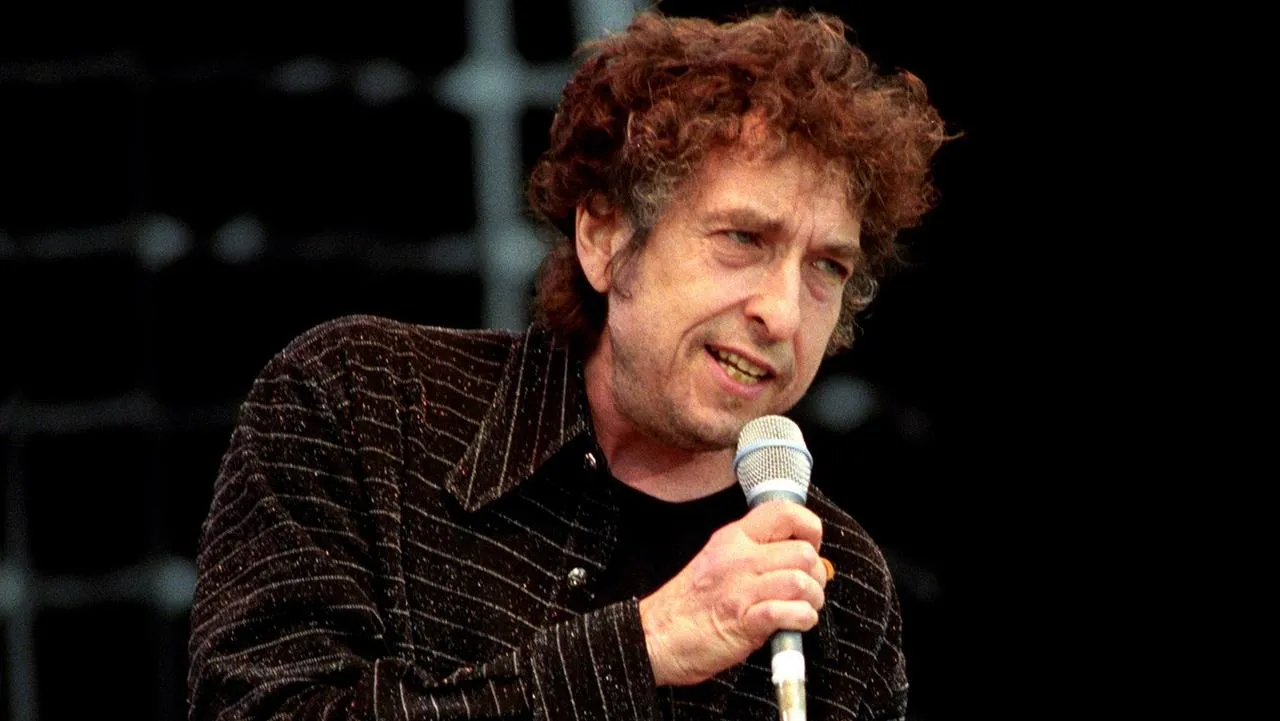 75+ Bob Dylan Lyrics for Thoughtful Captions---------